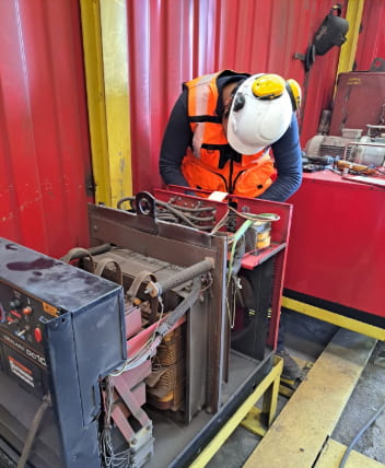 tecnico realizando mantenimiento de equipos de soldadura