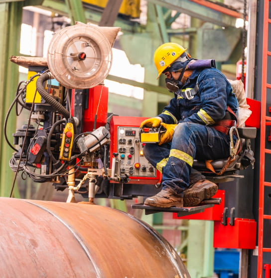 operador realizando soldadura arco sumergido